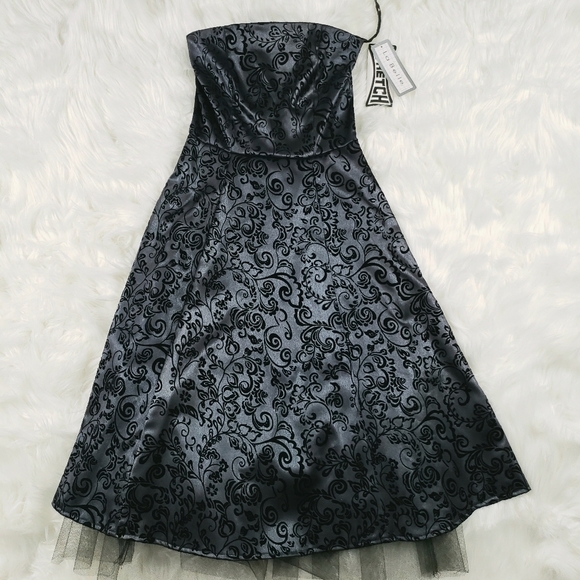 La Belle Dresses & Skirts - 🌻La Belle Purple and Black Formal Dress